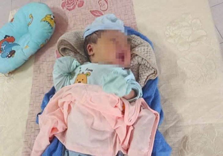Bé gái sơ sinh bị bỏ rơi vào sáng sớm ở gần nhà văn hóa- Ảnh 1.
