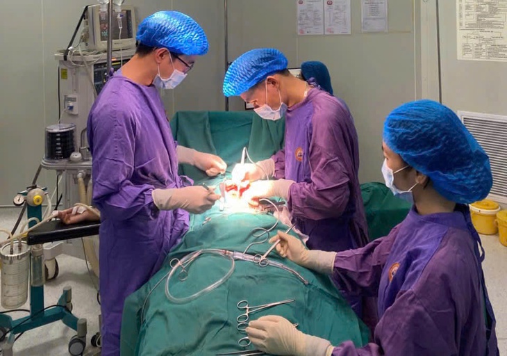 Cứu sống bệnh nhân 79 tuổi thủng đại tràng, viêm phúc mạc nguy kịch
- Ảnh 1.