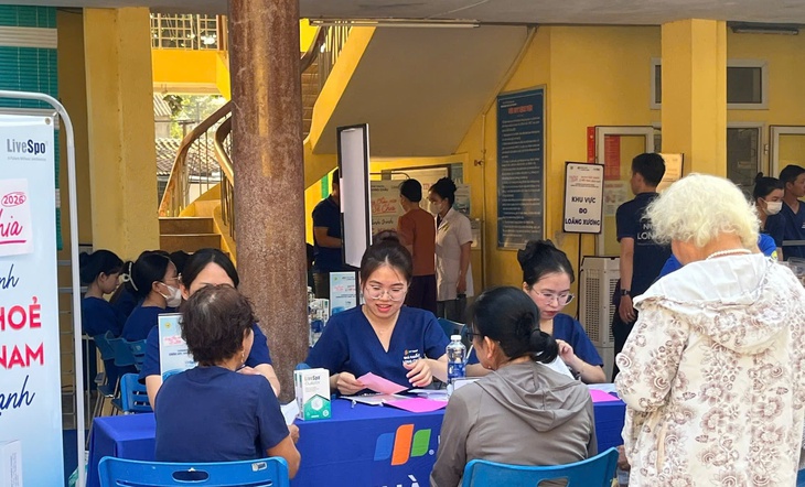 Khám bệnh miễn phí cho người dân Huế hưởng ứng Ngày Sức khỏe toàn dân- Ảnh 4.