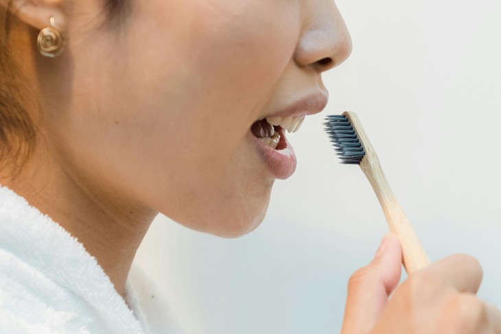 Bước vệ sinh miệng quan trọng không kém đánh răng nhưng nhiều người thường bỏ qua- Ảnh 1.