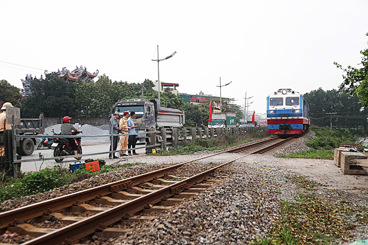 Lực lượng CSGT tại các địa phương có tuyến đường sắt đi qua đồng loạt ra quân, tăng cường kiểm tra, xử lý vi phạm. Trong đó đáng chú ý là việc phân công CSGT bí mật ghi hình. Lực lượng CSGT tại các địa phương có tuyến đường sắt đi qua đồng loạt ra quân, tăng cường kiểm tra, xử lý vi phạm. Trong đó đáng chú ý là việc phân công CSGT bí mật ghi hình.