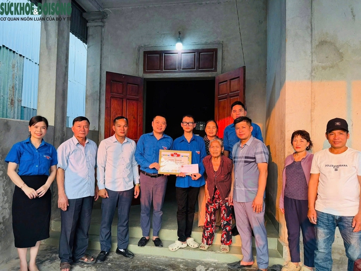 Khen thưởng nam sinh lớp 10 cứu 2 người giữa dòng xoáy ở biển Cửa Lò- Ảnh 1.