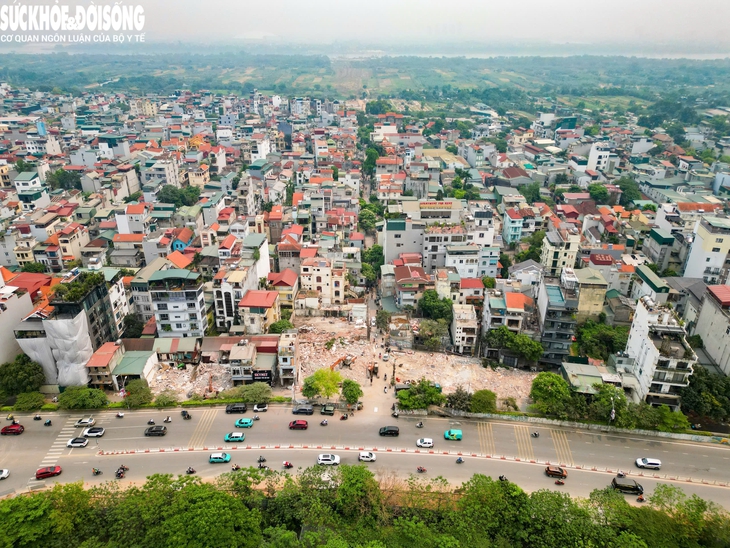 Người dân tháo dỡ tài sản bàn giao mặt bằng xây "siêu cầu" 20.000 tỷ đồng- Ảnh 1.