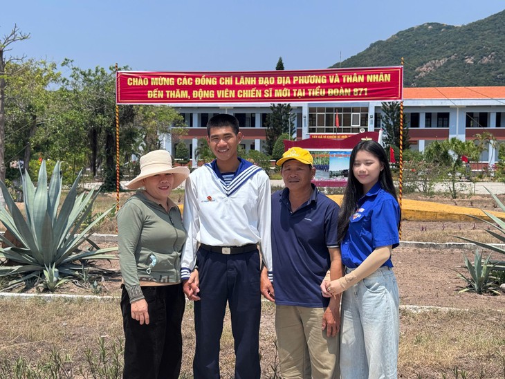 Cuộc thăm gặp ấm cúng dành cho các chiến sĩ hải quân mới- Ảnh 2. Cuộc thăm gặp ấm cúng dành cho các chiến sĩ hải quân mới- Ảnh 2.