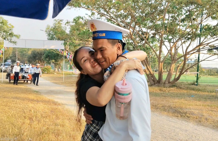 Cuộc thăm gặp ấm cúng dành cho các chiến sĩ hải quân mới- Ảnh 3. Cuộc thăm gặp ấm cúng dành cho các chiến sĩ hải quân mới- Ảnh 3.