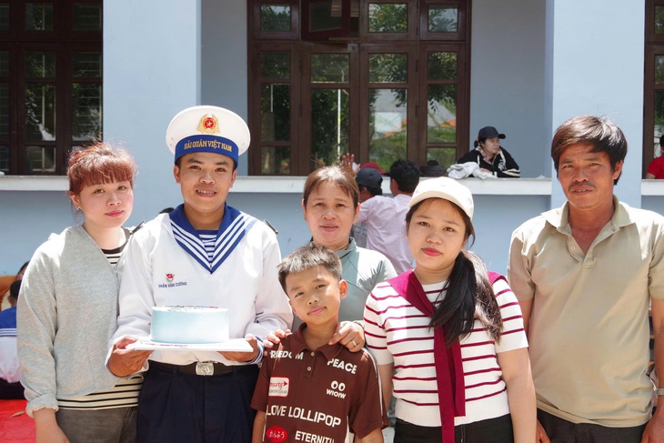 Cuộc thăm gặp ấm cúng dành cho các chiến sĩ hải quân mới- Ảnh 4. Cuộc thăm gặp ấm cúng dành cho các chiến sĩ hải quân mới- Ảnh 4.