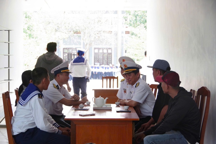 Cuộc thăm gặp ấm cúng dành cho các chiến sĩ hải quân mới- Ảnh 1. Cuộc thăm gặp ấm cúng dành cho các chiến sĩ hải quân mới- Ảnh 1.