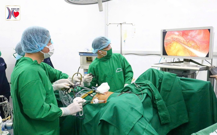 Phẫu thuật thành công ung thư trực tràng bằng kỹ thuật hiện đại tại Bệnh viện Kiến An- Ảnh 1.