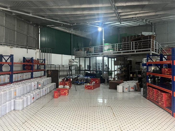 Phát hiện cơ sở chứa gần 9.000 lít rượu táo mèo, rượu mơ... đựng trong can nhựa, dán nhãn sơ sài- Ảnh 3.