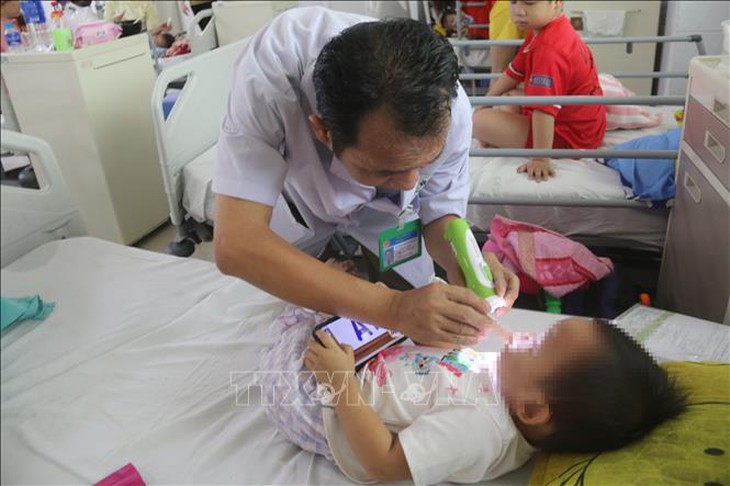Gia tăng ca mắc tay chân miệng và sốt xuất huyết, người dân cần nâng cao ý thức phòng bệnh- Ảnh 1.