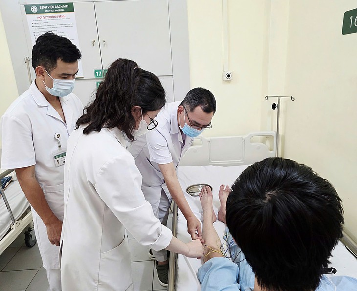 Nam sinh bị liệt vận động do thói quen ngồi khoanh chân - Ảnh 1.