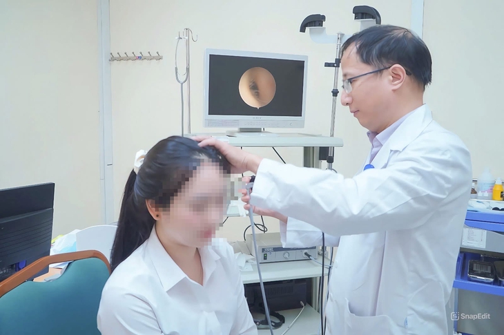Ù tai kéo dài, người phụ nữ được phát hiện u cuộn nhĩ hiếm gặp- Ảnh 1.