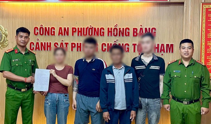 Giải cứu nam thanh niên có ý định quyên sinh trên cầu trong đêm- Ảnh 1.