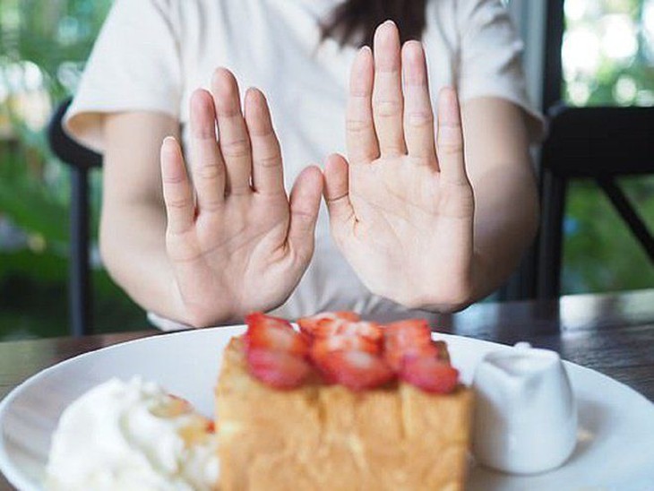 Nhiều người cho rằng bỏ bữa sáng là một cách đơn giản để cắt giảm lượng calo nạp vào cơ thể, từ đó hỗ trợ giảm cân nhanh chóng.