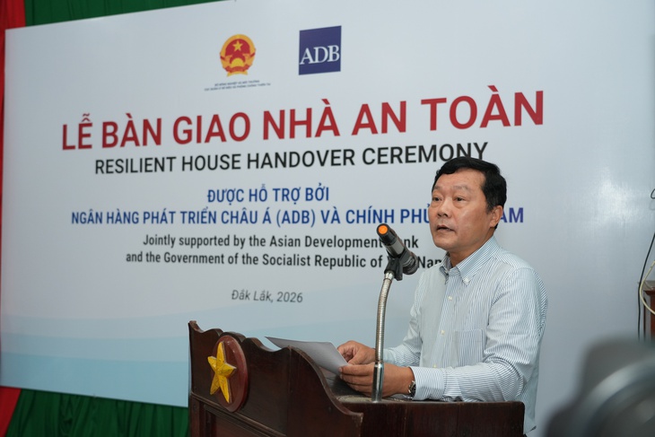 Bàn giao nhà an toàn cho người dân vùng lũ tỉnh Đắk Lắk- Ảnh 1.