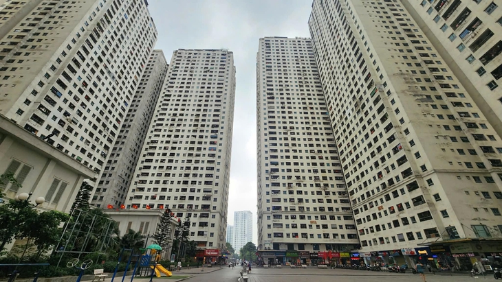 Người dân Linh Đàm nói gì về 2 phương án khảo sát, lựa chọn trả nhà lấy tiền hoặc được đền bù một căn hộ khác?- Ảnh 1.