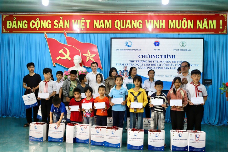 Đoàn công tác Bộ Y tế thăm, tặng quà cơ sở y tế và trẻ em có hoàn cảnh khó khăn ở Đắk Lắk- Ảnh 9.