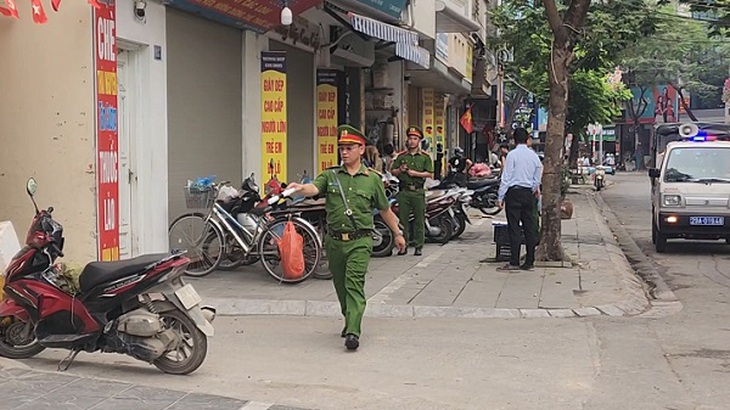 Hà Nội giữ vỉa hè thế nào để người dân vẫn có kế sinh nhai?- Ảnh 1.