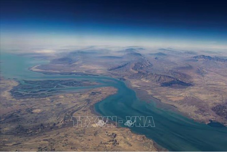 Iran tuyên bố mở cửa eo biển Hormuz- Ảnh 1. Iran tuyên bố mở cửa eo biển Hormuz- Ảnh 1.