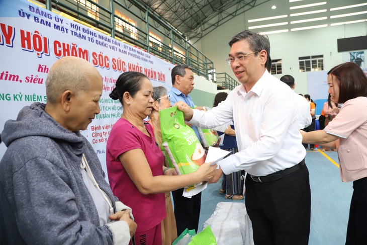 TPHCM đồng loạt triển khai khám sức khỏe miễn phí cho người dân, đưa y tế đến tận nhà
- Ảnh 2.