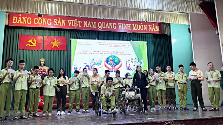‘Thắp sáng yêu thương’: Nâng bước trẻ khuyết tật hòa nhập bằng nghị lực và sẻ chia- Ảnh 2.