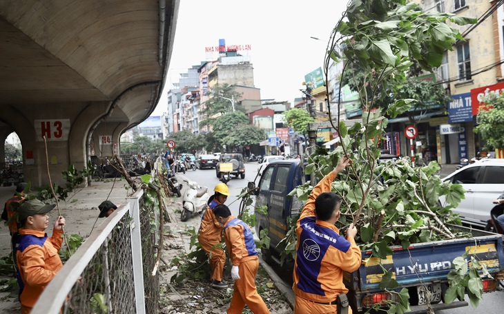 Hà Nội ra quân chỉnh trang cầu, hầm, "dọn" vi phạm trước nghỉ lễ 30/4