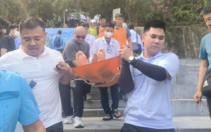Đang làm thủ tục xuất cảnh, nữ hành khách Trung Quốc bất ngờ ngất xỉu- Ảnh 2.