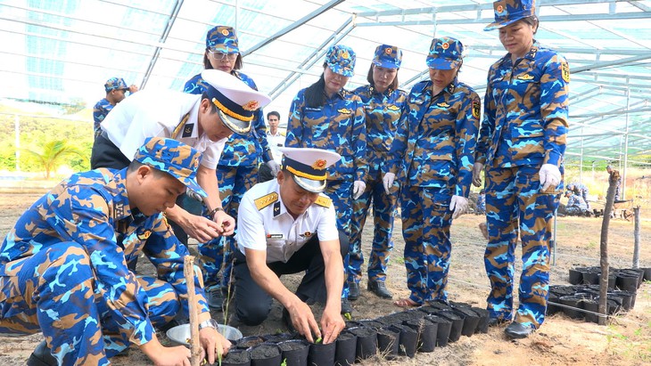 Vùng 4 Hải quân ươm, nhân giống 30.000 cây trồng thực hiện chương trình 'Xanh hóa Trường Sa'- Ảnh 2.