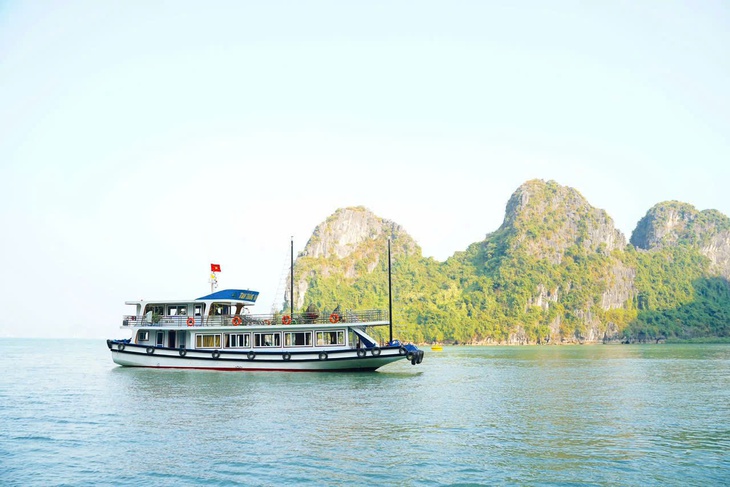 Siết chặt quản lý, tăng cường y tế bảo đảm an toàn trên Vịnh Hạ Long- Ảnh 1. Siết chặt quản lý, tăng cường y tế bảo đảm an toàn trên Vịnh Hạ Long- Ảnh 1.