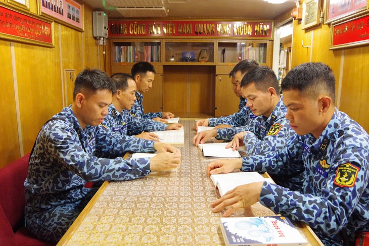 Thủy thủ tàu ngầm đọc sách dưới lòng biển sâu- Ảnh 3. Thủy thủ tàu ngầm đọc sách dưới lòng biển sâu- Ảnh 3.