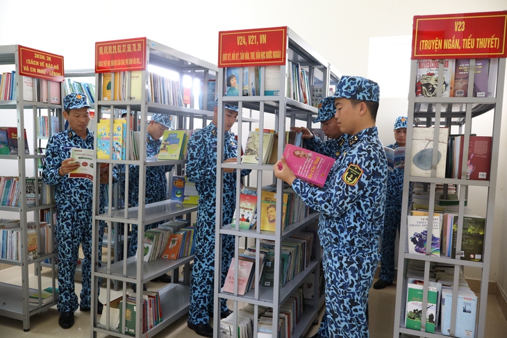 Thủy thủ tàu ngầm đọc sách dưới lòng biển sâu- Ảnh 1. Thủy thủ tàu ngầm đọc sách dưới lòng biển sâu- Ảnh 1.