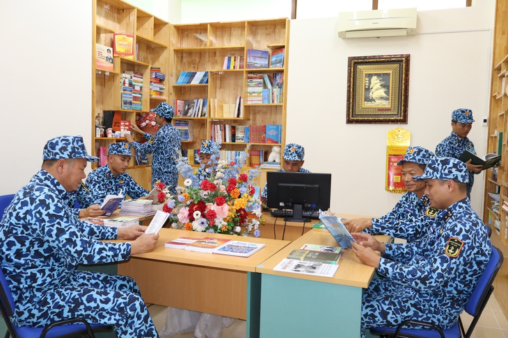 Thủy thủ tàu ngầm đọc sách dưới lòng biển sâu- Ảnh 2. Thủy thủ tàu ngầm đọc sách dưới lòng biển sâu- Ảnh 2.