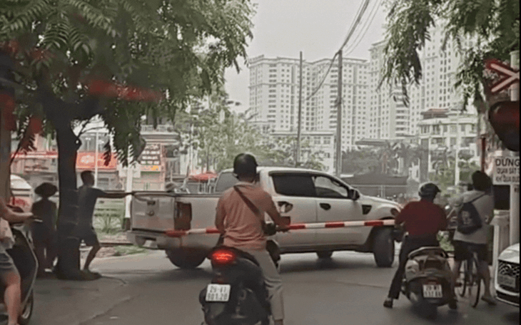 Video: ‘Thót tim’ ô tô vượt rào chắn đường sắt, thoát nạn trong gang tấc - Ảnh 2. Video: ‘Thót tim’ ô tô vượt rào chắn đường sắt, thoát nạn trong gang tấc - Ảnh 2.