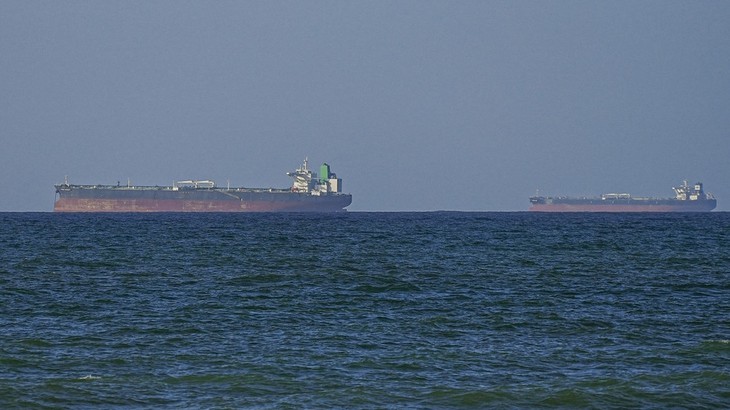 Iran đe dọa tấn công các tàu đang tiến vào eo biển Hormuz- Ảnh 1.