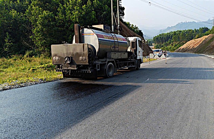 Quốc lộ 14E vướng mặt bằng: Vài chục hộ dân làm gián đoạn tiến độ toàn tuyến- Ảnh 3. Quốc lộ 14E vướng mặt bằng: Vài chục hộ dân làm gián đoạn tiến độ toàn tuyến- Ảnh 3.