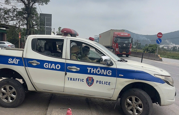 CSGT mở đường đưa bé co giật, tím tái đi cấp cứu kịp thời- Ảnh 1.