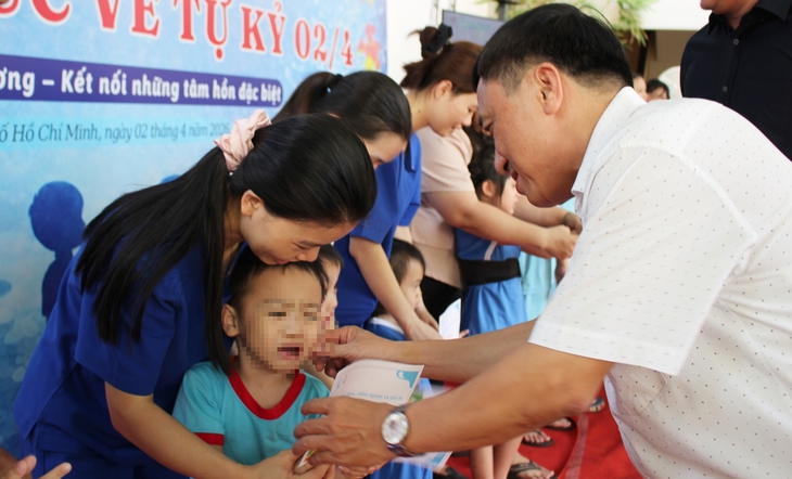 'Lan tỏa yêu thương' với trẻ tự kỷ: Hành trình của kiên nhẫn, thấu hiểu và hy vọng- Ảnh 2. 'Lan tỏa yêu thương' với trẻ tự kỷ: Hành trình của kiên nhẫn, thấu hiểu và hy vọng- Ảnh 2.