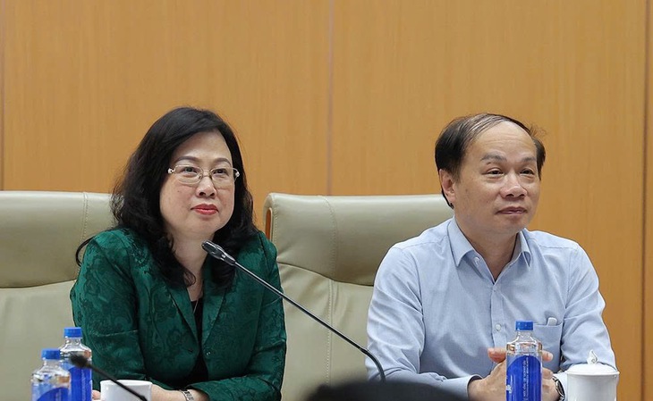 Uỷ viên Trung ương Đảng, Bộ trưởng Bộ Y tế Đào Hồng Lan và Uỷ viên Trung ương Đảng, Phó Trưởng Ban Thường trực Ban Tuyên giáo và Dân vận Trung ương Phạm Tất Thắng đồng chủ trì cuộc họp.