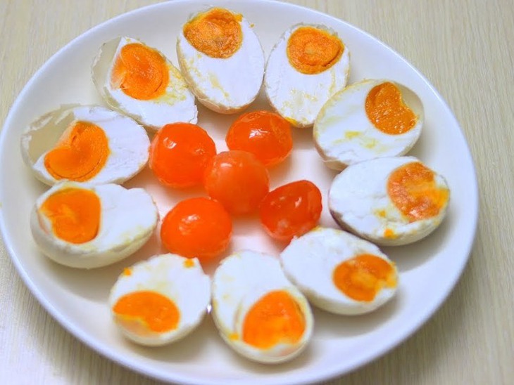 4 tác dụng bất ngờ của trứng muối với sức khỏe, ăn thế nào là đúng cách?- Ảnh 1.