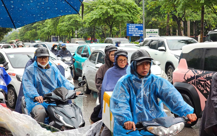 Miền Bắc mưa dông, miền Trung nắng nóng gay gắt