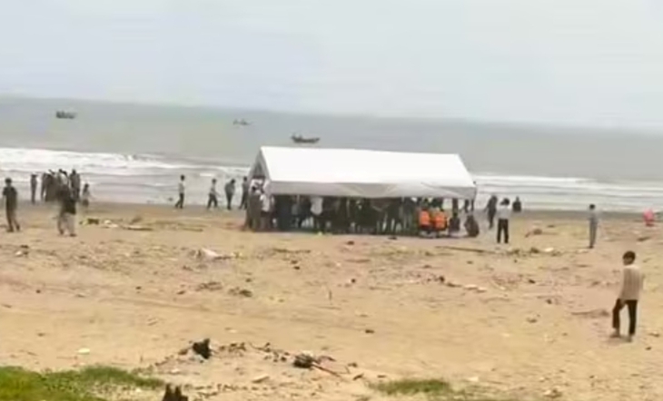 Hàng trăm người trắng đêm tìm kiếm hai bé trai mất tích khi đi tắm biển- Ảnh 2.