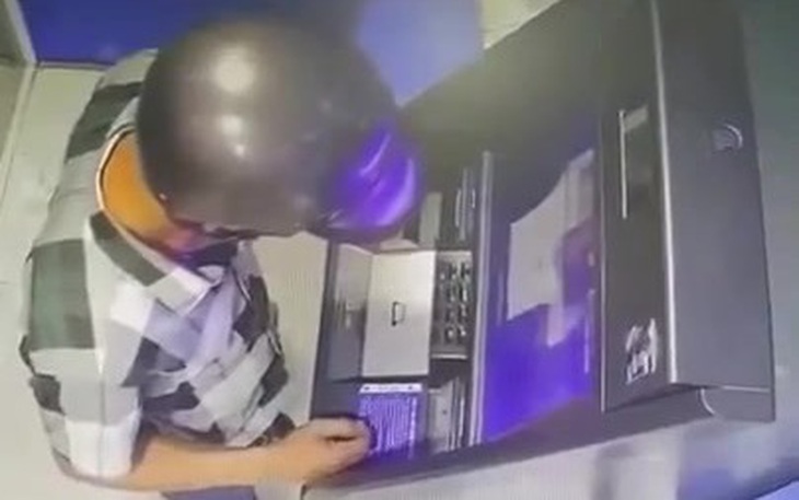 Từ vụ người đàn ông lấy 128 triệu đồng bị bỏ quên tại ATM, cán bộ ngân hàng khuyến cáo những điều cần nhớ khi giao dịch