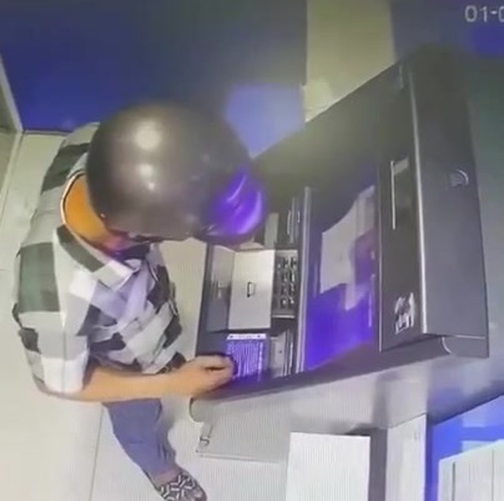 Từ vụ người đàn ông lấy 128 triệu đồng bị bỏ quên tại ATM, cán bộ ngân hàng khuyến cáo những điều cần nhớ khi giao dịch- Ảnh 1. Từ vụ người đàn ông lấy 128 triệu đồng bị bỏ quên tại ATM, cán bộ ngân hàng khuyến cáo những điều cần nhớ khi giao dịch- Ảnh 1.