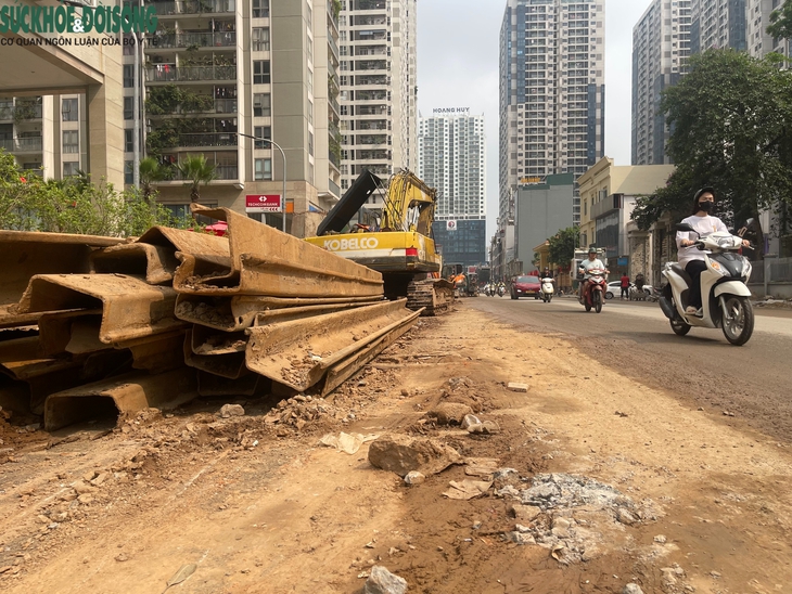 Đường Nguyễn Tuân, Hà Nội ngổn ngang thi công, người dân 'dò dẫm' từng mét- Ảnh 4.