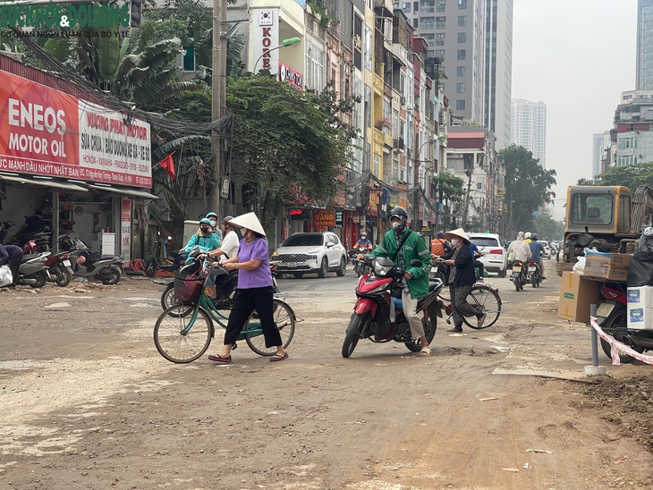 Đường Nguyễn Tuân, Hà Nội ngổn ngang thi công, người dân 'dò dẫm' từng mét- Ảnh 7.
