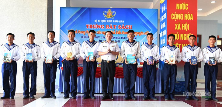 Bộ đội Vùng 5 Hải quân lan tỏa phong trào đọc sách- Ảnh 1. Bộ đội Vùng 5 Hải quân lan tỏa phong trào đọc sách- Ảnh 1.