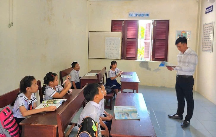 Lan tỏa thói quen đọc sách ở Trường Sa- Ảnh 2. Lan tỏa thói quen đọc sách ở Trường Sa- Ảnh 2.