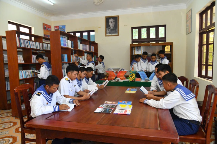 Lan tỏa thói quen đọc sách ở Trường Sa- Ảnh 1. Lan tỏa thói quen đọc sách ở Trường Sa- Ảnh 1.