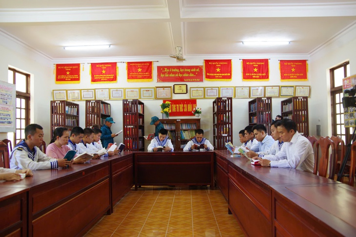 Lan tỏa thói quen đọc sách ở Trường Sa- Ảnh 3. Lan tỏa thói quen đọc sách ở Trường Sa- Ảnh 3.