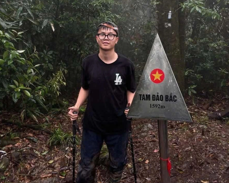 Nam sinh viên mất tích khi leo núi Tam Đảo, hơn 100 người xuyên đêm tìm kiếm- Ảnh 1. Nam sinh viên mất tích khi leo núi Tam Đảo, hơn 100 người xuyên đêm tìm kiếm- Ảnh 1.